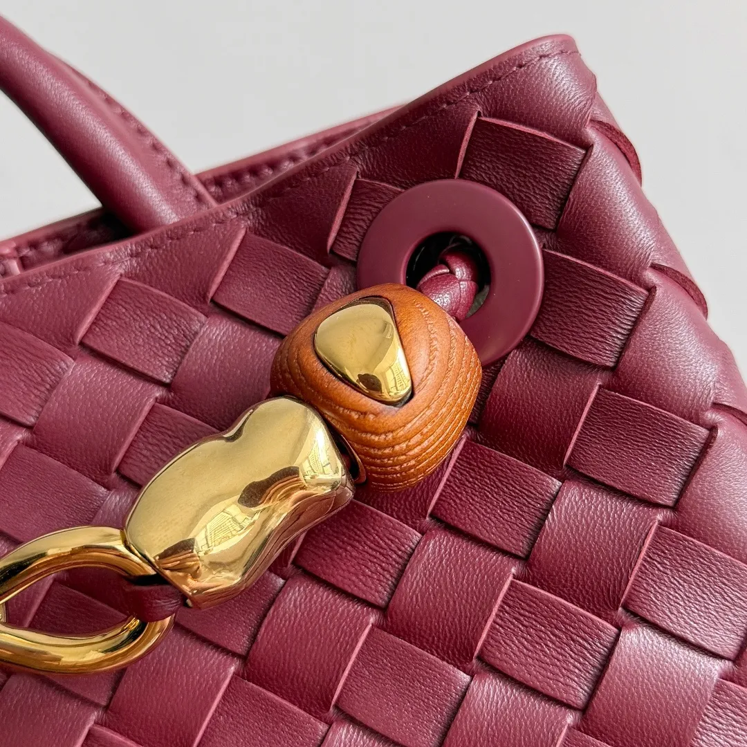 The new Andiamo batch of 3060 BV is shipped‼ ️The classic intercciato weaving process is used to create a soft bag, the metal knot is made of micro-cast aluminum using jewelry technology🪢, and the decorative beads are made of metal and hand-polished oak, allowing you to jump repeatedly between elegance and fun💃, making it unpredictable. Classic and versatile, it shows off your temperament, and the bag has a large capacity, making it very convenient for daily commuting! It has a variety of carrying methods, the shoulder straps can be adjusted by yourself, the original lambskin feels soft and delicate, and the unisex style breaks gender boundaries and brings a more practical and long-lasting use experience. The Andiamo, which has both elegant and casual styles, perfectly interprets the "fashionable old money style". Style number: 743568+wood hardware Color: Barro Red Size: 25*22*10.5cm